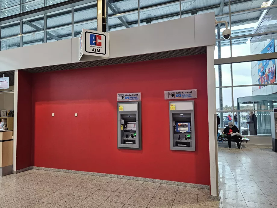 Bankomatas atvykimo salėje