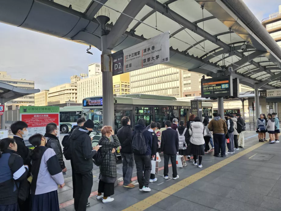 Eilė prie miesto autobuso