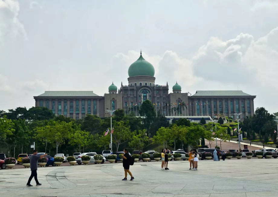 "Perdana Putra
