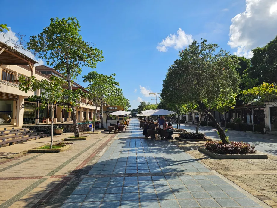 Prekybos gatvė tarp išvykimo ir atvykimo salės, viešoji dalis