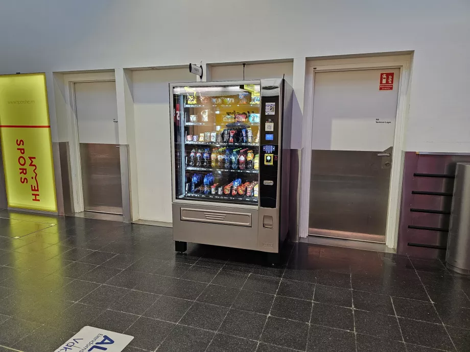 Prekybos automatas atvykimo salėje