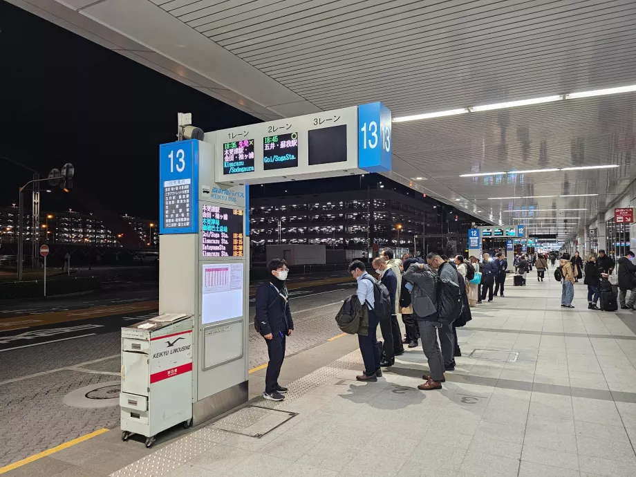 Autobusų stotelės priešais 1 terminalą