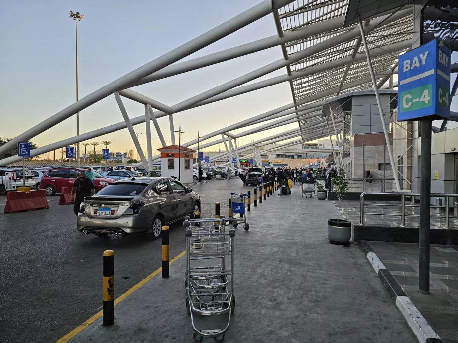 "Uber" paėmimo vieta priešais 2 ir 3 terminalus