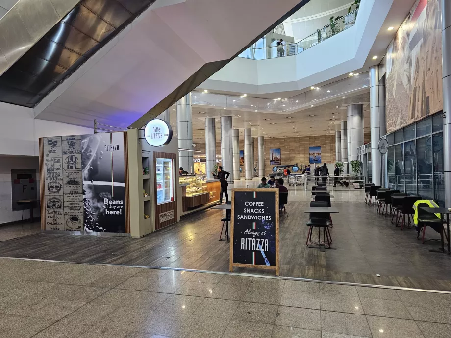 Kavinė 3 terminalo viešojoje erdvėje, atvykimo salėje