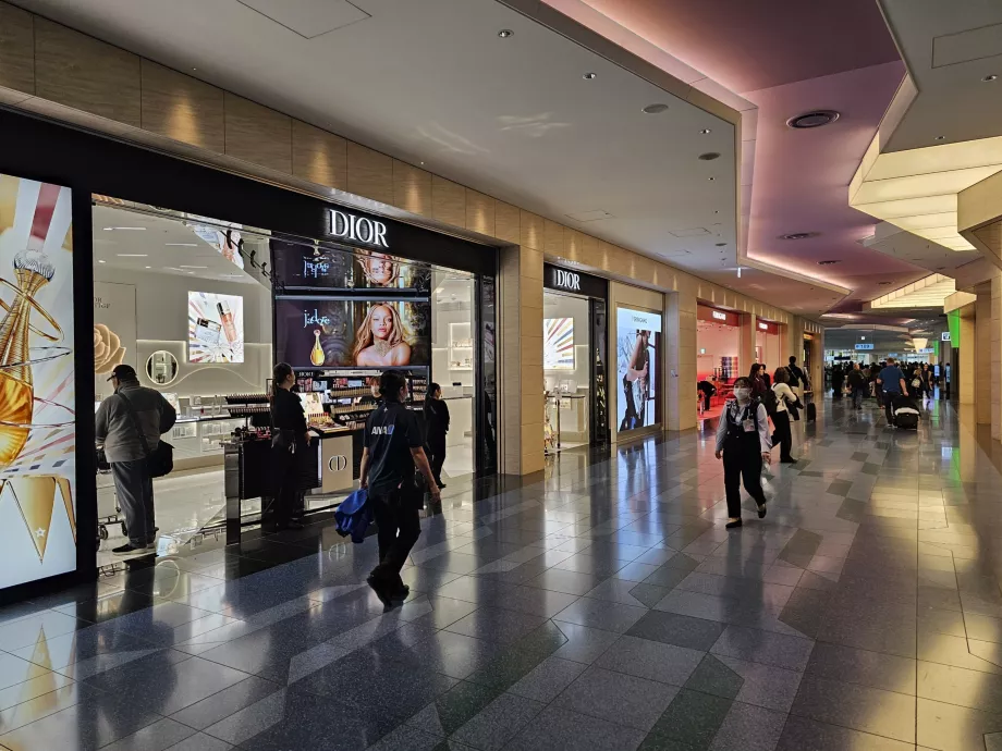 Parduotuvės 3 terminalo tranzitinėje zonoje