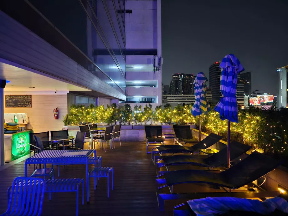 Terasa prie baseino tamsoje