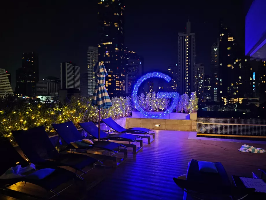 Terasa prie baseino tamsoje