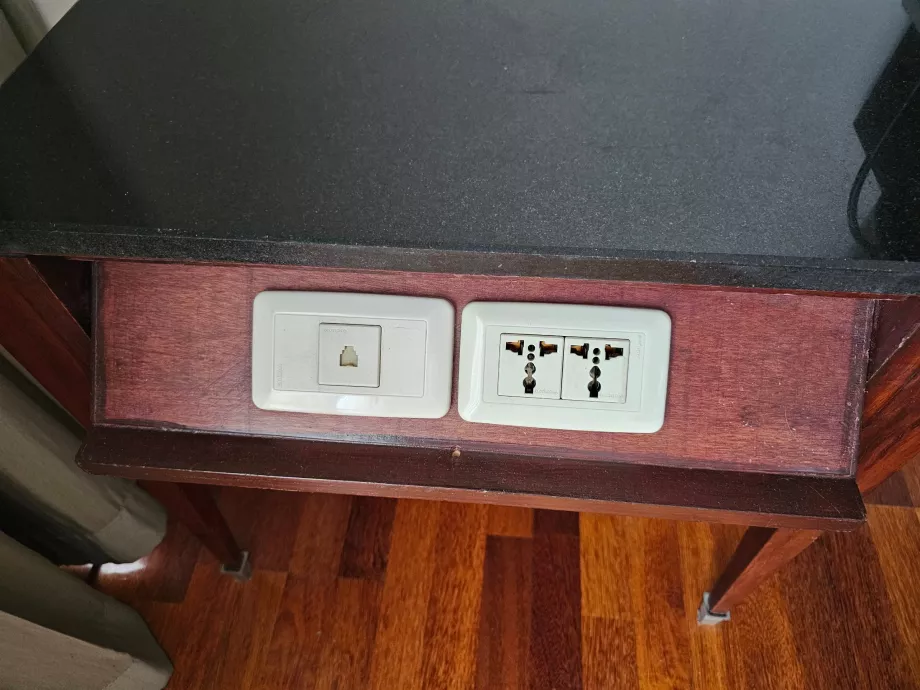 Stalčių stalčiai prie stalo