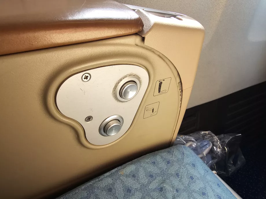 Sėdynės ir kojų atramų valdikliai