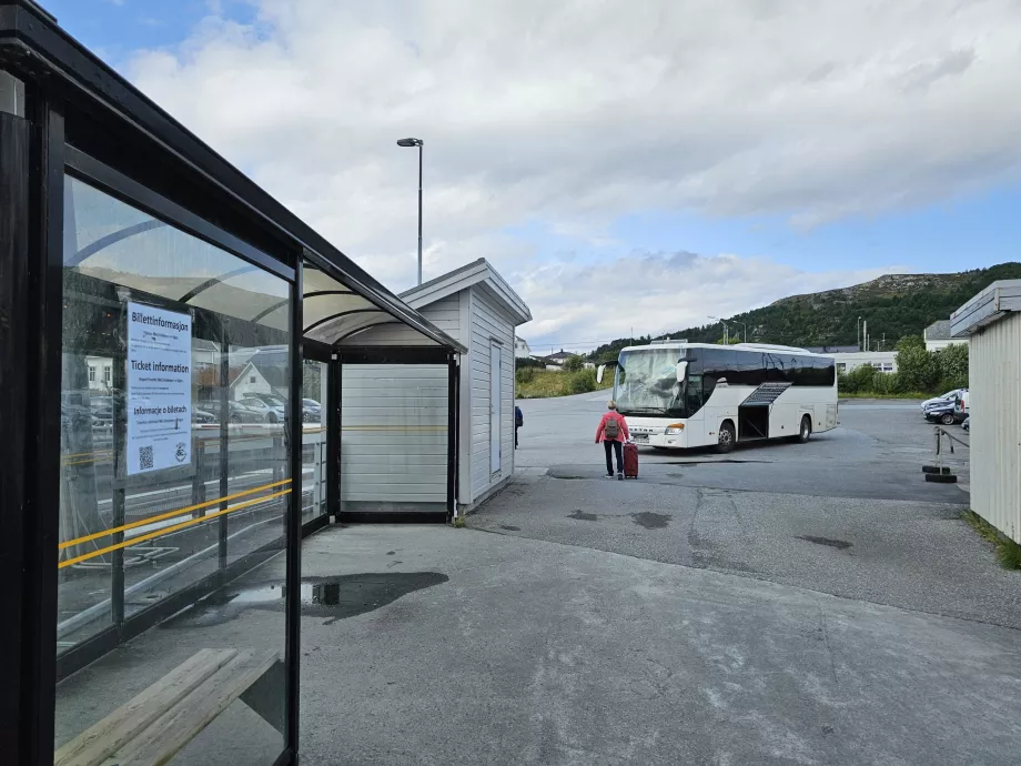 Autobusas laukia, kol atplauks keltas