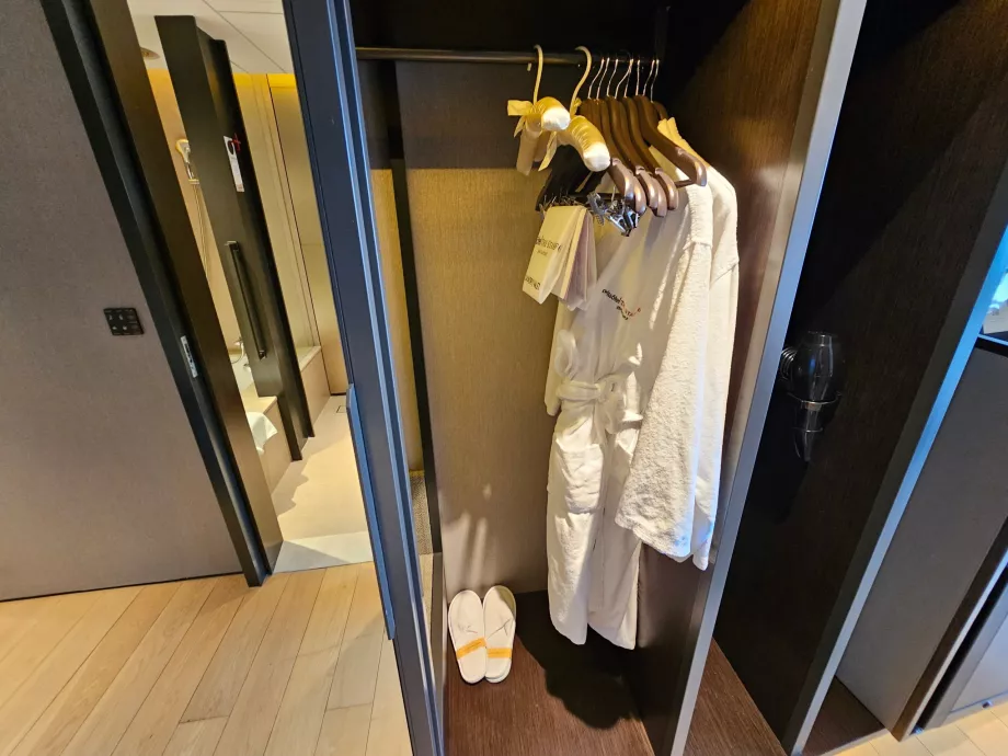 chalatai, šlepetės ir plaukų džiovintuvas