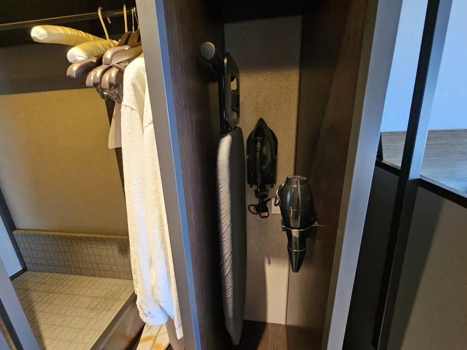 Lyginimo lenta ir plaukų džiovintuvas