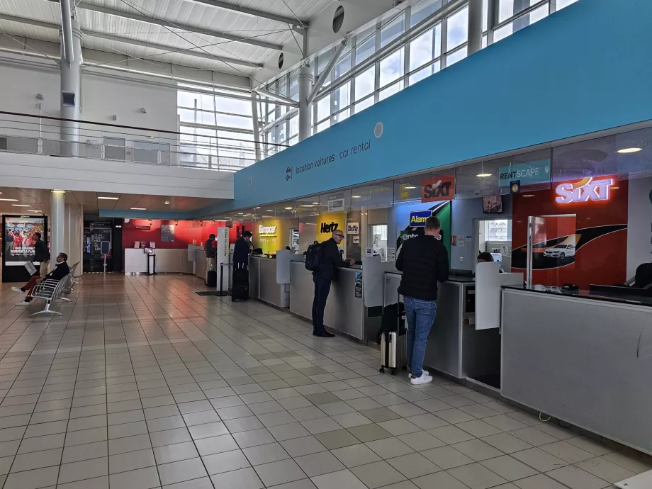 Automobilių nuoma atvykimo salėje