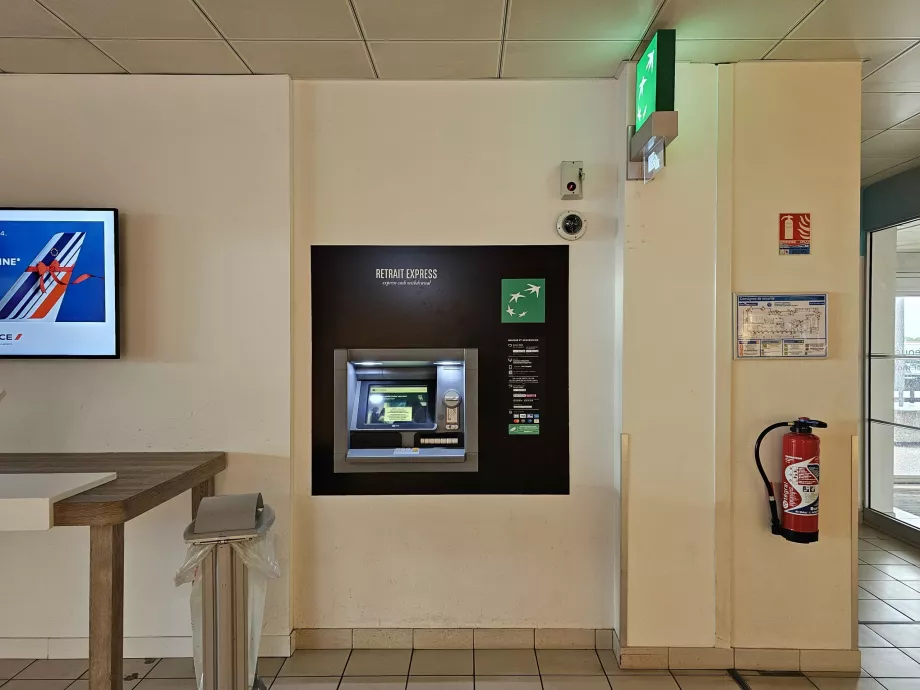 bankomatas viešojoje erdvėje