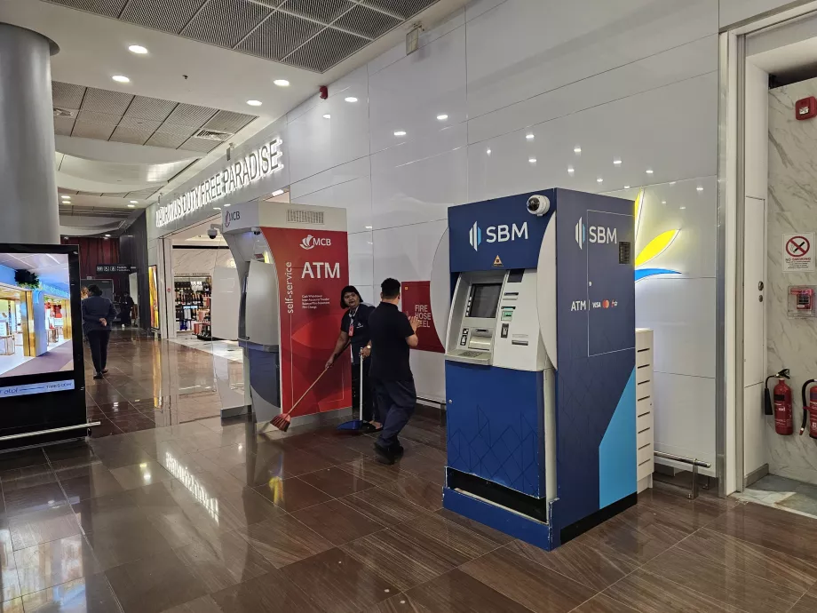 Bankomatai atvykimo salėje