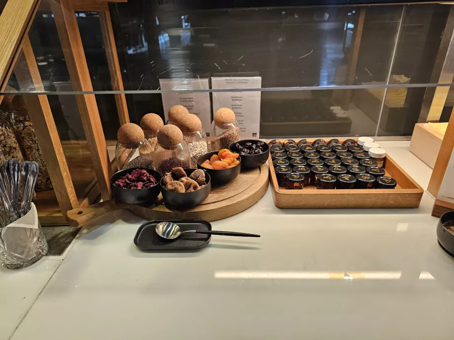 Švediškas stalas - uogienės ir džiovinti vaisiai