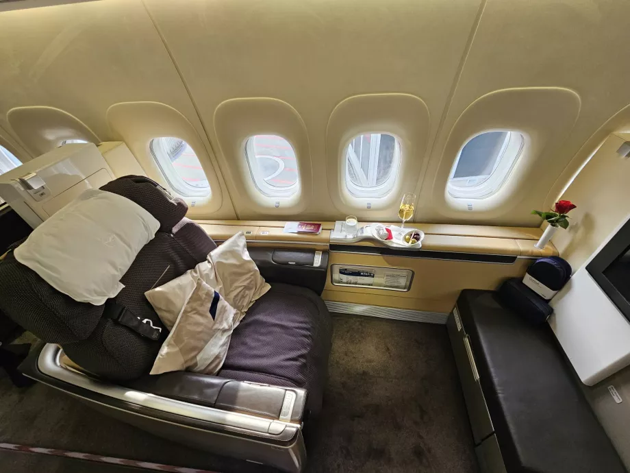 Pirmosios klasės sėdynė su 2 pagalvėlėmis