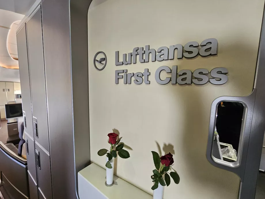 "Lufthansa First Class" ženklas