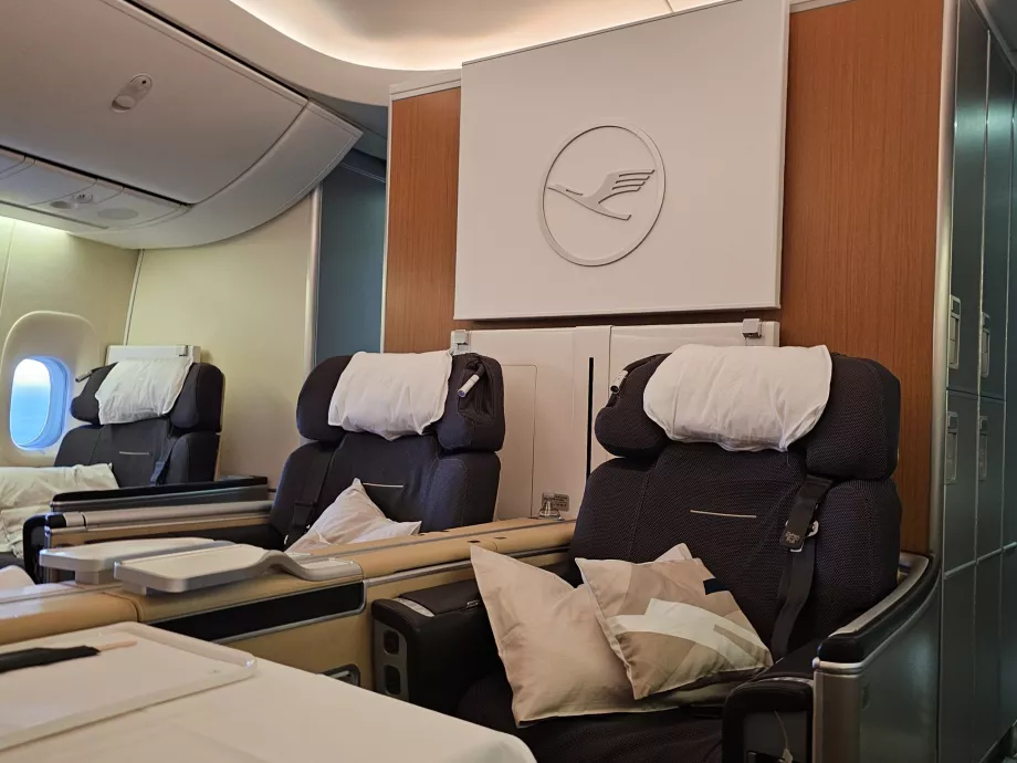 Dvi sėdynės trečios eilės viduryje