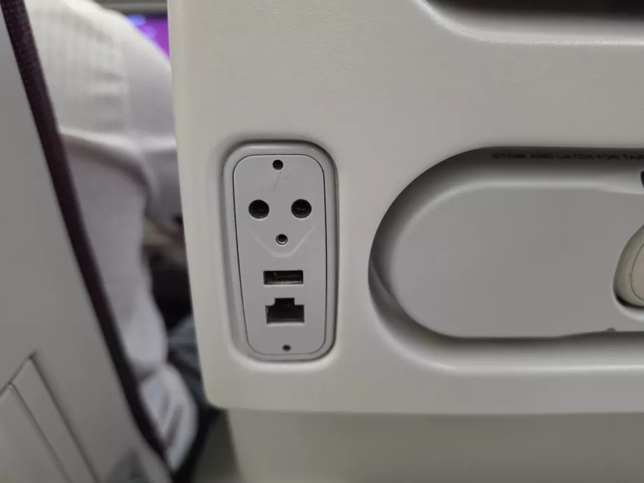 USB-A prievadas ir Ethernet kabelio jungtis