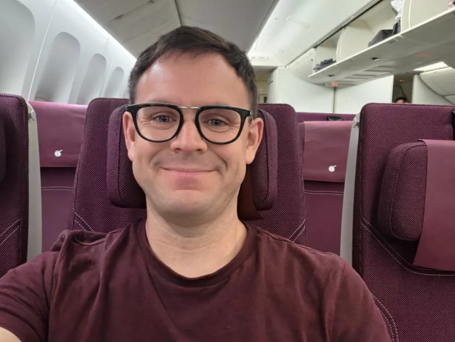 Aš „Qatar Airways“ lėktuve (mano marškinėliai dera prie salono spalvų schemos!)