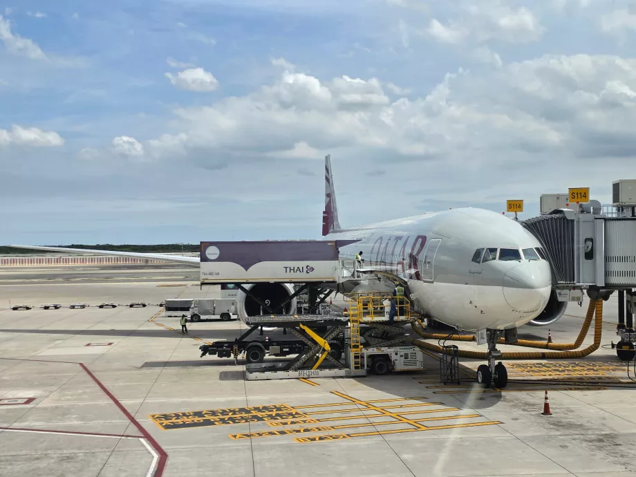 Mūsų „Boeing 777-300“ po nusileidimo Bankoke