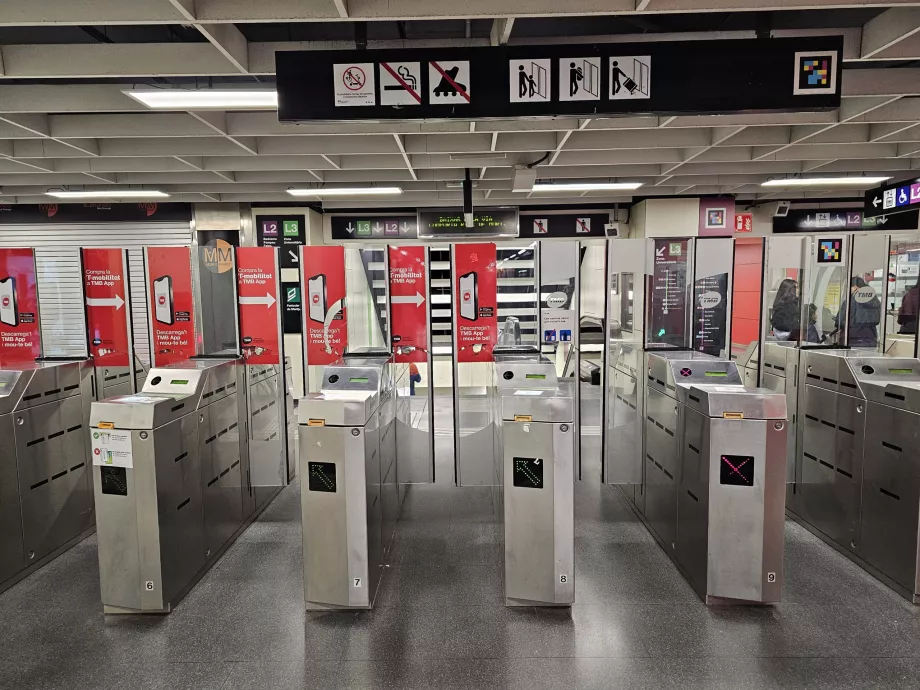 Turniketai prie įėjimo į metro