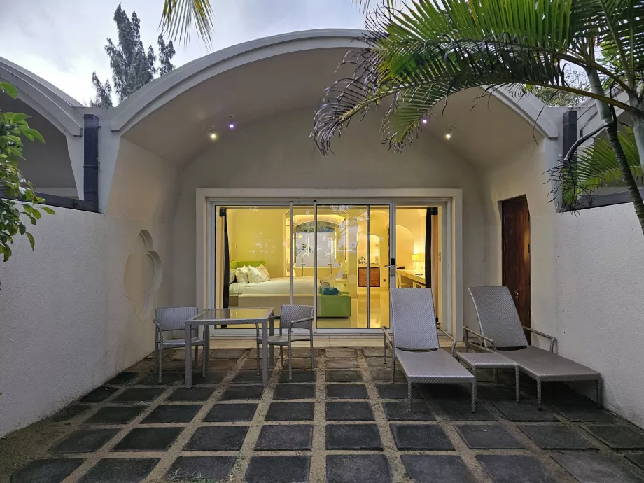 Lauko poilsio zona priešais kambarį