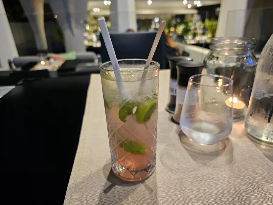 Kokteilis su hibisku