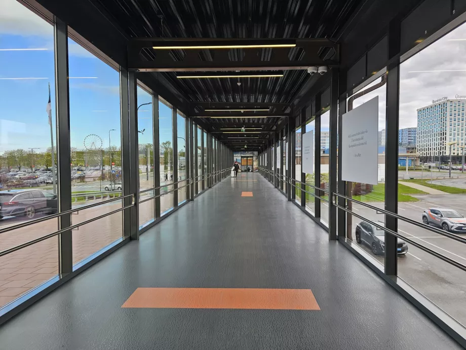 Koridorius iki tramvajaus ir autobusų stotelių