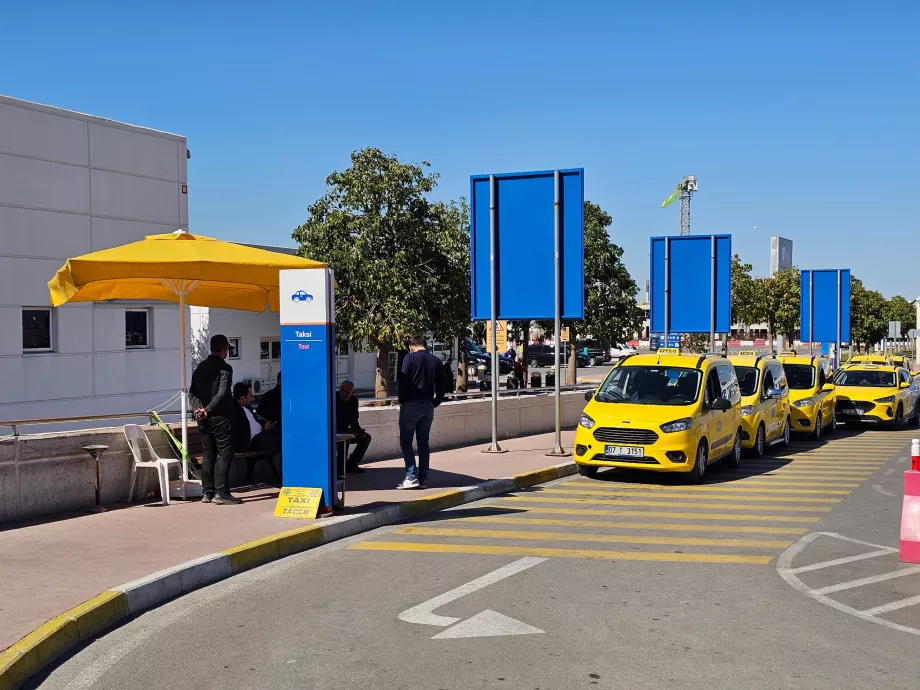 Taksi stendas priešais 2 terminalą