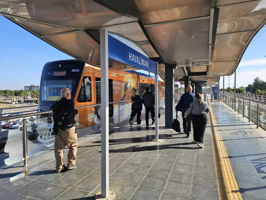 Tramvajaus stotelė priešais 1 terminalą