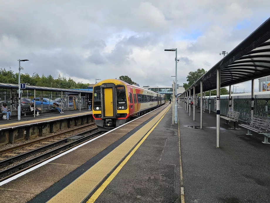 Traukinys Southampton Airport Parkway stotyje