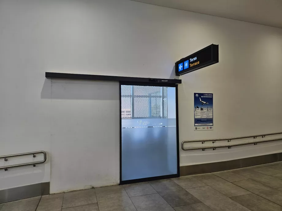 Rūkymo terasa po saugumo patikrinimo