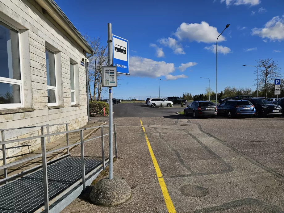 Autobusų stotelė priešais terminalą