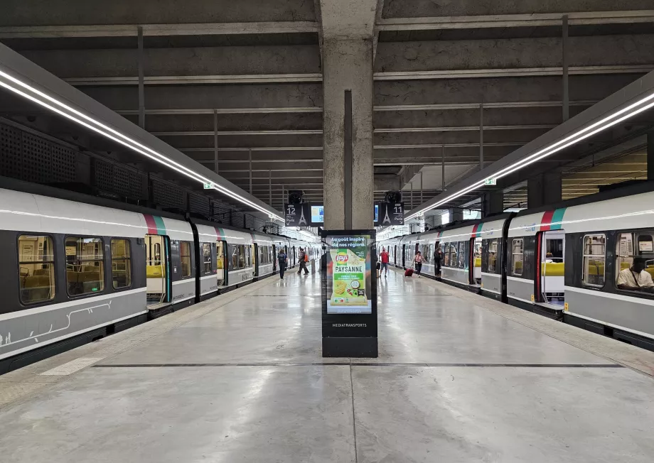 RER B traukinių platformos - 2 terminalai