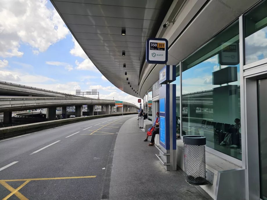350 ir 351 autobusų stotelė prie 2B terminalo