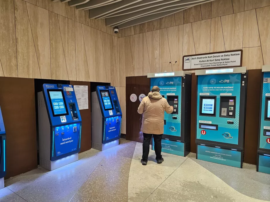 Mėlyni automatai kairėje - Istanbulkart; mėlyni automatai dešinėje - PTT kortelė