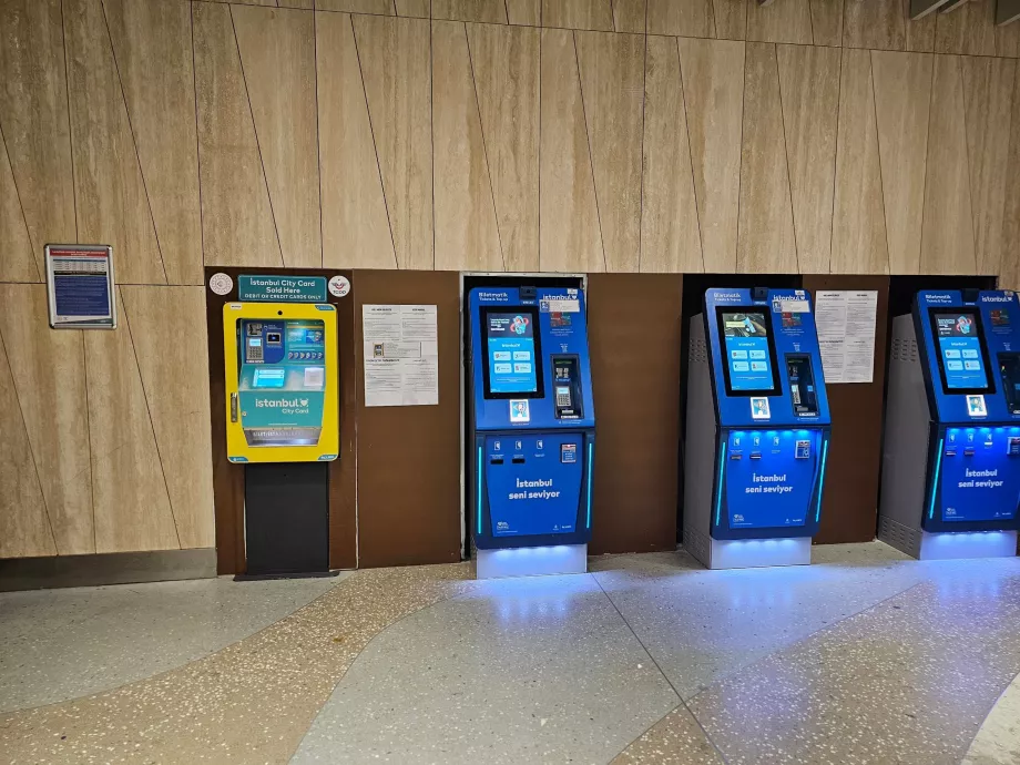 Mėlynos spalvos mašinos - Istanbulkart, geltonos ir turkio spalvos - Istanbul City Card