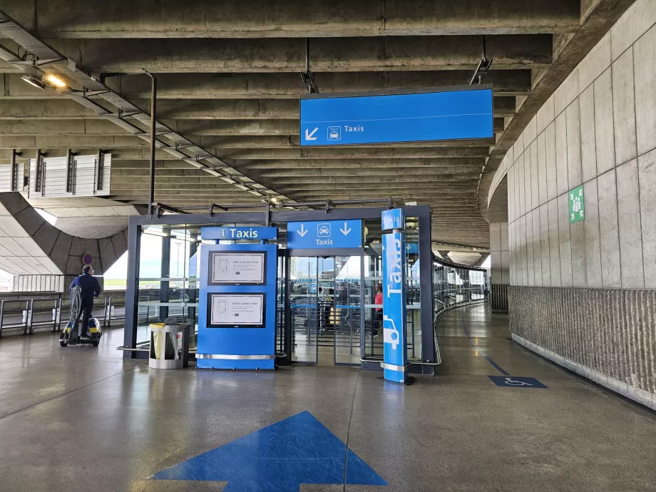 Taksi stendas priešais atvykimo salę, 1 terminalas