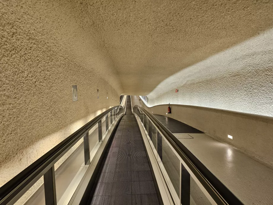 Koridoriai nuo centrinės salės iki išvykimo vartų