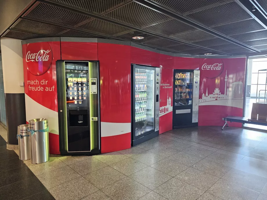 Prekybos automatai atvykimo salėje