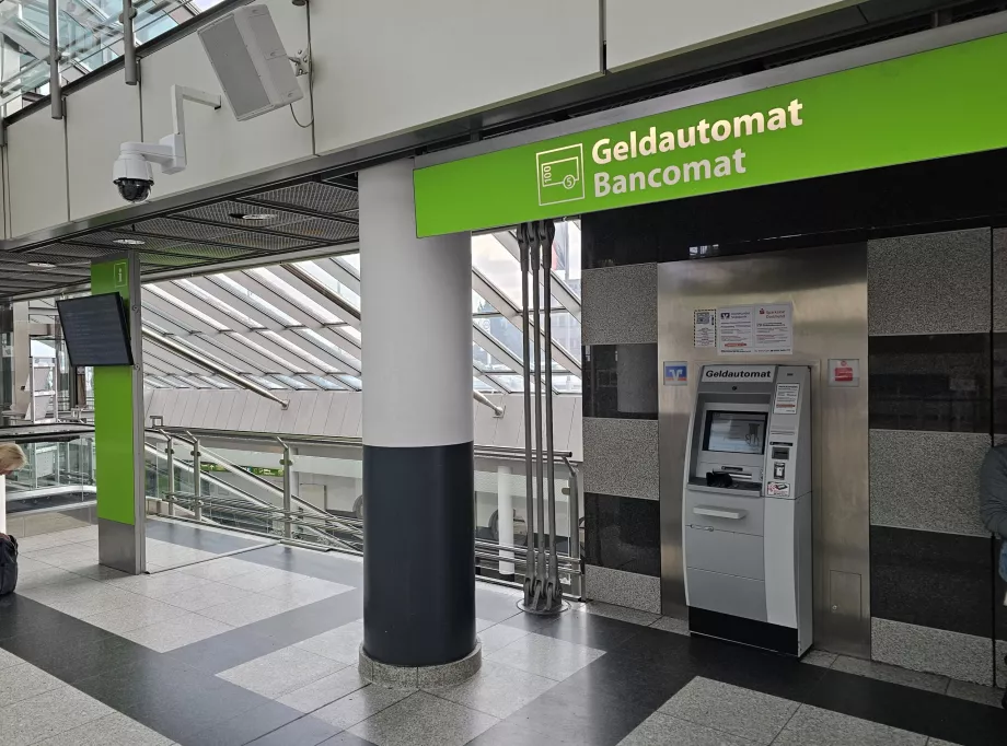 Bankomatas išvykimo salėje