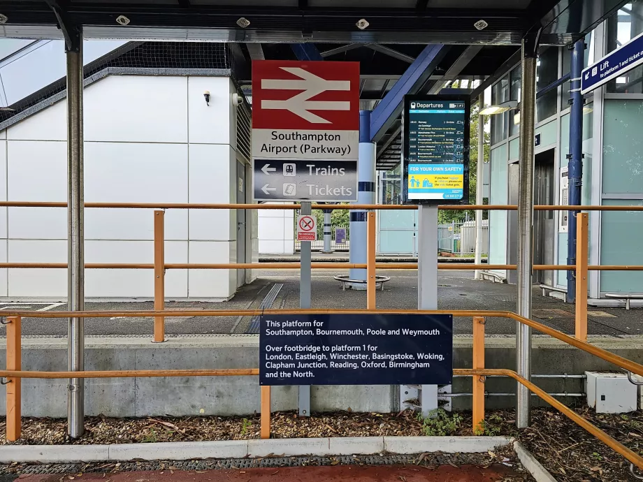 Įvažiavimas į Sautamptono oro uosto "Parkway" stotį