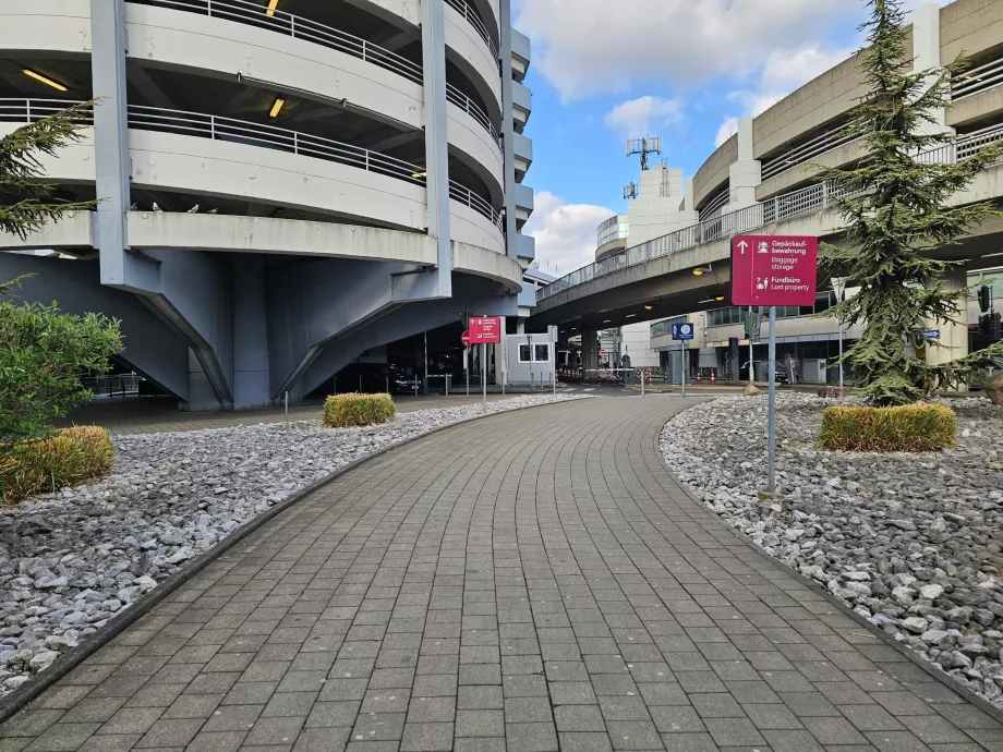 Kelias į bagažo skyrių