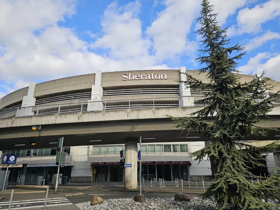 Viešbutis "Sheraton" priešais terminalą