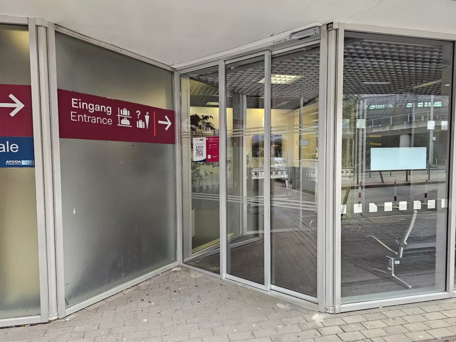 Bagažo saugykla priešais terminalą esančiame garaže