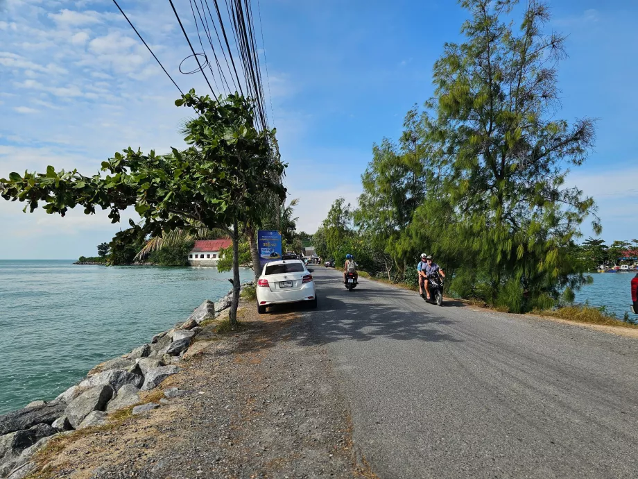 Kelias į Wat Phra Yai ir automobilių stovėjimo aikštelė