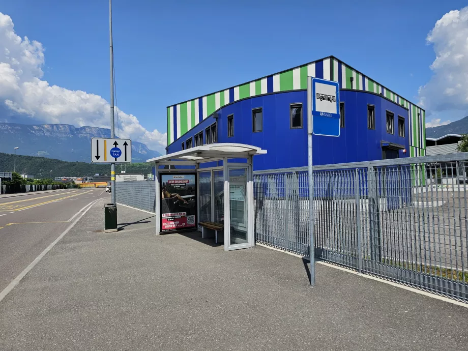 Stotelė Bozenas, Flughafen