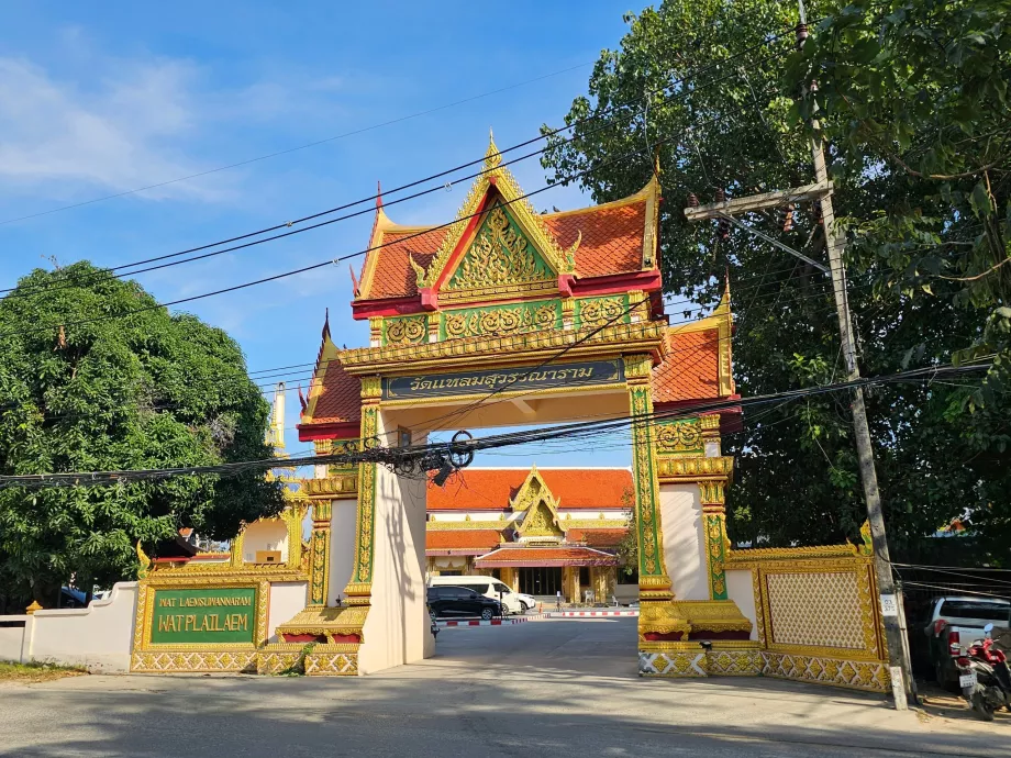 Wat Plai Laem, pagrindinis įėjimas